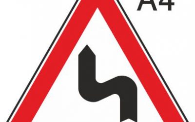 Пътен знак А4 – Последователни опасни завои, първият от които е наляво